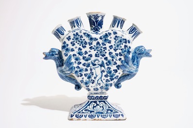 Une tulipi&egrave;re en fa&iuml;ence de Delft bleu et blanc aux cupidons, vers 1700