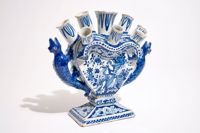 Une grande tulipi&egrave;re en forme de coeur en fa&iuml;ence de Delft bleu et blanc aux anses en forme de l&eacute;zards, 18&egrave;me