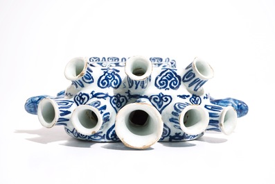 Une tulipi&egrave;re en fa&iuml;ence de Delft bleu et blanc aux cupidons, vers 1700