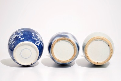 Een Chinese blauw-witte drakenvaas, een florale vaas en een gemberpot, 19e eeuw