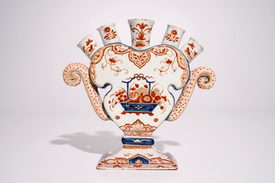 Une tulipi&egrave;re en forme de coeur en fa&iuml;ence de Delft dor&eacute;, d&eacute;but du 18&egrave;me