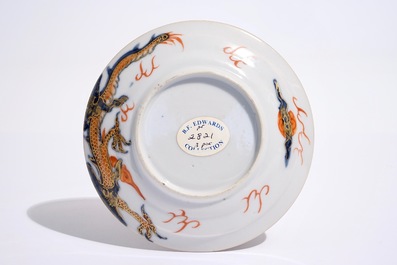 Une tasse couverte et soucoupe en porcelaine de Chine de style Imari, Kangxi