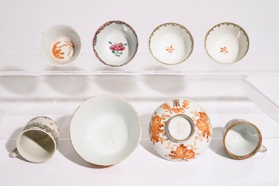 Een gevarieerd lot Chinese famille rose en ijzerrode koppen en schotels, 18/19e eeuw