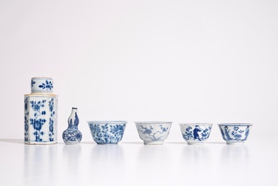 Un lot vari&eacute; en porcelaine de Chine bleu et blanc, Kangxi/Qianlong