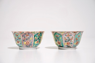 Een paar Chinese famille verte koppen en schotels met florale vlakverdeling, Kangxi