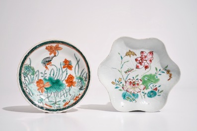 Een Chinese famille verte op zeemleer fond kop en schotel, Kangxi, en een famille rose theepot stand, Yongzheng
