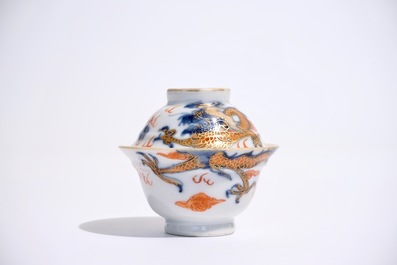 Une tasse couverte et soucoupe en porcelaine de Chine de style Imari, Kangxi