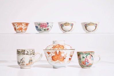 Een gevarieerd lot Chinese famille rose en ijzerrode koppen en schotels, 18/19e eeuw