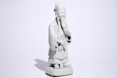 Une paire de grandes figures d'immortels en blanc de Chine de Dehua, 18/19&egrave;me