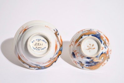 Une tasse couverte et soucoupe en porcelaine de Chine de style Imari, Kangxi