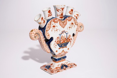 Une tulipi&egrave;re en forme de coeur en fa&iuml;ence de Delft dor&eacute;, d&eacute;but du 18&egrave;me