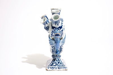 Une tulipi&egrave;re en fa&iuml;ence de Delft bleu et blanc aux cupidons, vers 1700