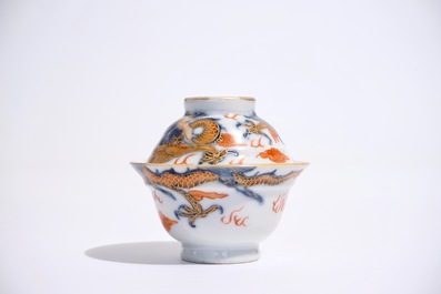 Une tasse couverte et soucoupe en porcelaine de Chine de style Imari, Kangxi