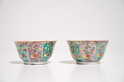 Een paar Chinese famille verte koppen en schotels met florale vlakverdeling, Kangxi