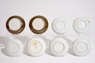Een gevarieerd lot Chinese famille rose en ijzerrode koppen en schotels, 18/19e eeuw