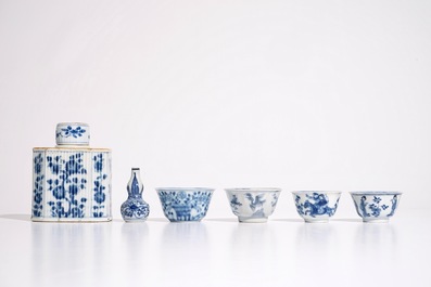 Un lot vari&eacute; en porcelaine de Chine bleu et blanc, Kangxi/Qianlong