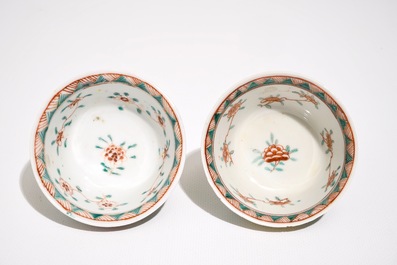 Een paar Chinese famille verte koppen en schotels met florale vlakverdeling, Kangxi
