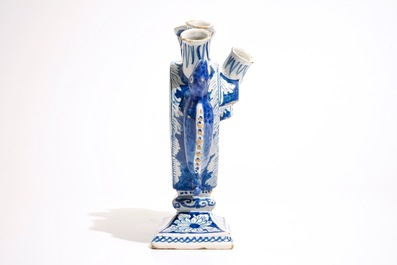 Une grande tulipi&egrave;re en forme de coeur en fa&iuml;ence de Delft bleu et blanc aux anses en forme de l&eacute;zards, 18&egrave;me