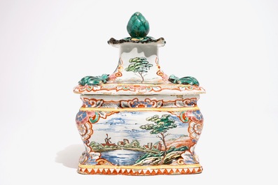 Une bo&icirc;te &agrave; tabac en fa&iuml;ence de Delft polychrome petit feu, 18&egrave;me