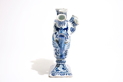 Une tulipi&egrave;re en fa&iuml;ence de Delft bleu et blanc aux cupidons, vers 1700