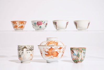 Een gevarieerd lot Chinese famille rose en ijzerrode koppen en schotels, 18/19e eeuw
