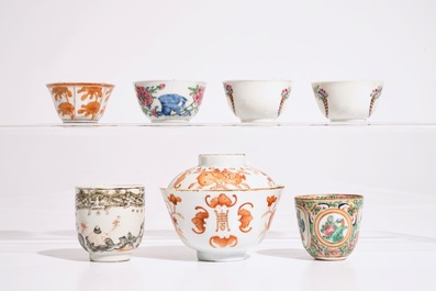 Een gevarieerd lot Chinese famille rose en ijzerrode koppen en schotels, 18/19e eeuw