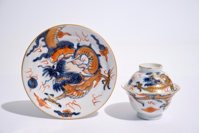 Une tasse couverte et soucoupe en porcelaine de Chine de style Imari, Kangxi