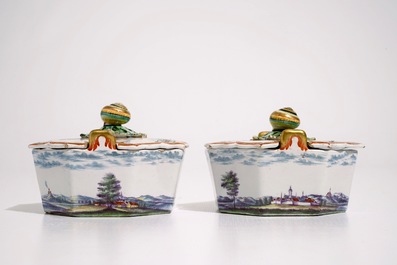 Une paire de beurriers en fa&iuml;ence de Delft polychrome petit feu aux prises en forme d'escargot, 18&egrave;me