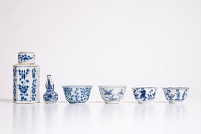 Un lot vari&eacute; en porcelaine de Chine bleu et blanc, Kangxi/Qianlong