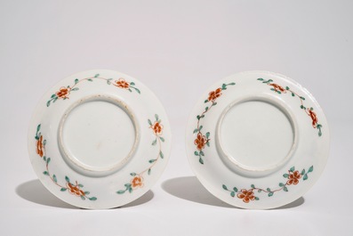 Een paar Chinese famille verte koppen en schotels met florale vlakverdeling, Kangxi