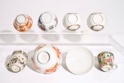 Een gevarieerd lot Chinese famille rose en ijzerrode koppen en schotels, 18/19e eeuw