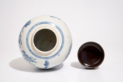 Een Chinese blauw-witte gemberpot met spelende zotjes, Kangxi