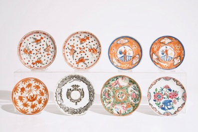 Een gevarieerd lot Chinese famille rose en ijzerrode koppen en schotels, 18/19e eeuw