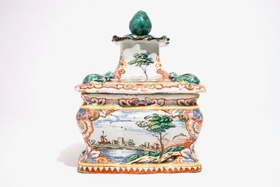 Une bo&icirc;te &agrave; tabac en fa&iuml;ence de Delft polychrome petit feu, 18&egrave;me