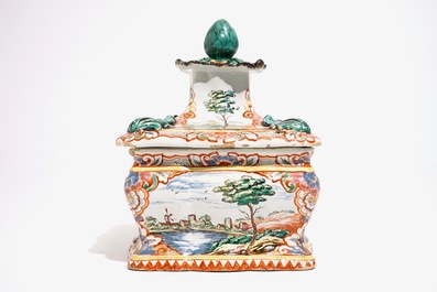 Une bo&icirc;te &agrave; tabac en fa&iuml;ence de Delft polychrome petit feu, 18&egrave;me