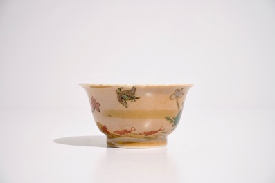 Een Chinese famille verte op zeemleer fond kop en schotel, Kangxi, en een famille rose theepot stand, Yongzheng