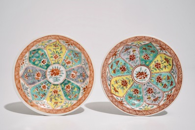 Een paar Chinese famille verte koppen en schotels met florale vlakverdeling, Kangxi