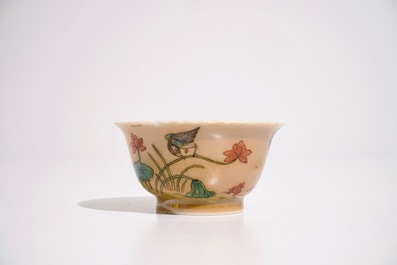Een Chinese famille verte op zeemleer fond kop en schotel, Kangxi, en een famille rose theepot stand, Yongzheng