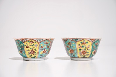 Een paar Chinese famille verte koppen en schotels met florale vlakverdeling, Kangxi
