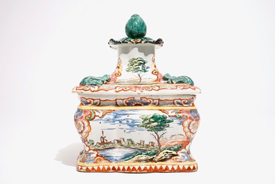 Une bo&icirc;te &agrave; tabac en fa&iuml;ence de Delft polychrome petit feu, 18&egrave;me