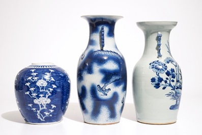 Een Chinese blauw-witte drakenvaas, een florale vaas en een gemberpot, 19e eeuw