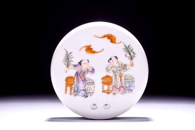 Een driedelige Chinese famille rose dekseldoos, Guangxu merk en periode