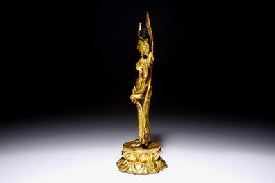Een verguld bronzen figuur van Tara staand op een lotustroon, China, 19e eeuw