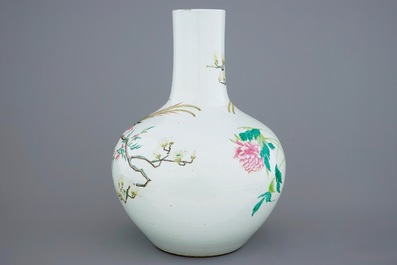 A Chinese famille rose tianqiuping bottle vase with birds among flowers, 19/20th C.