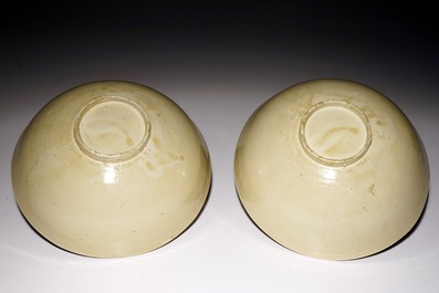 Une paire de bols monochromes emaill&eacute;s en couleur cr&egrave;me, Chine, Song du Nord ou Jin