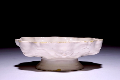 Une coupe crespina en majolique italienne &agrave; d&eacute;cor d'un putto, Faenza, d&eacute;but du 17&egrave;me