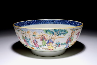 Een Chinese famille rose kom met mandarijns decor, Qianlong