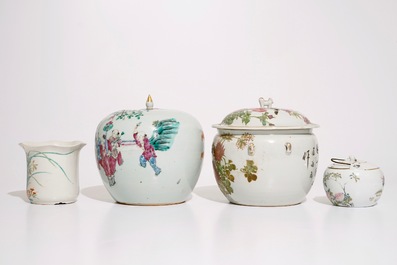 Een gevarieerd lot Chinees famille rose en qianjiang cai porselein, 19/20e eeuw