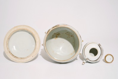 Een gevarieerd lot Chinees famille rose en qianjiang cai porselein, 19/20e eeuw