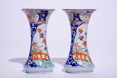 Une paire de vases en fa&iuml;ence de Delft polychrome petit feu de style Kakiemon, 18&egrave;me